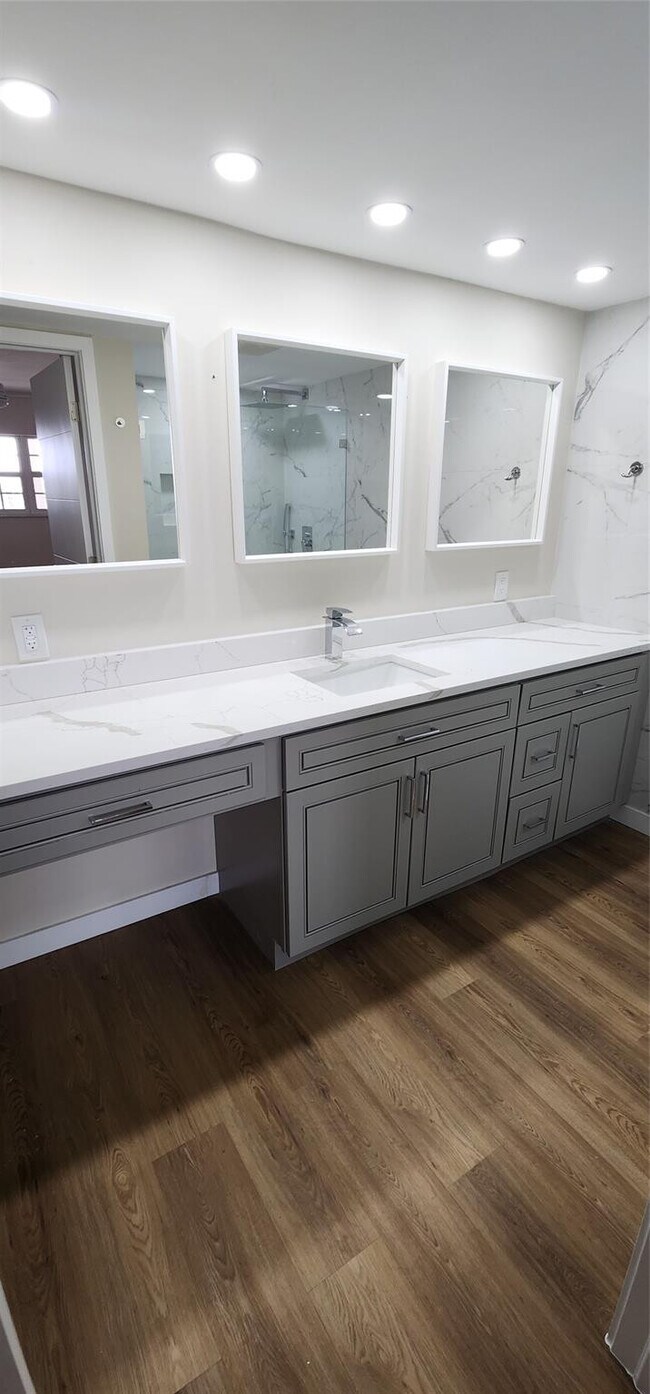 Building Photo - 3150 N Palm Aire Dr