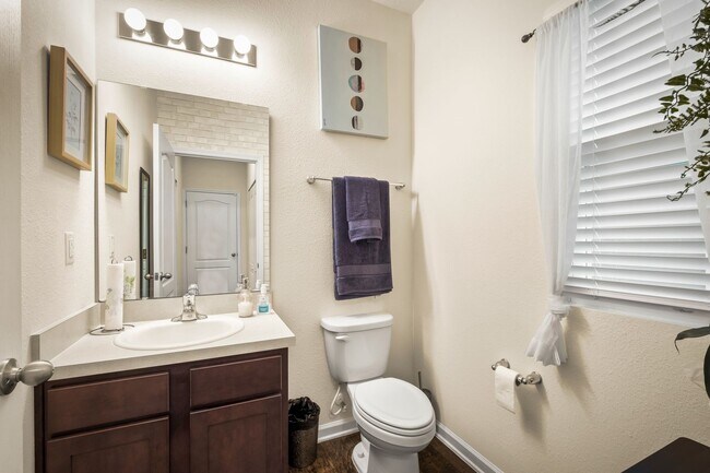 Building Photo - Beautifully Apportioned 2-Story Home in Fox Creek
