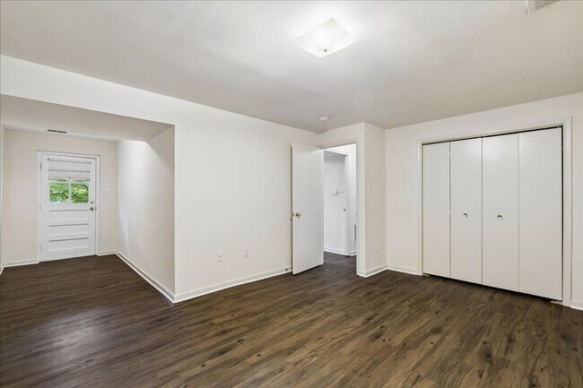 Building Photo - CONVENIENT LOCATION
