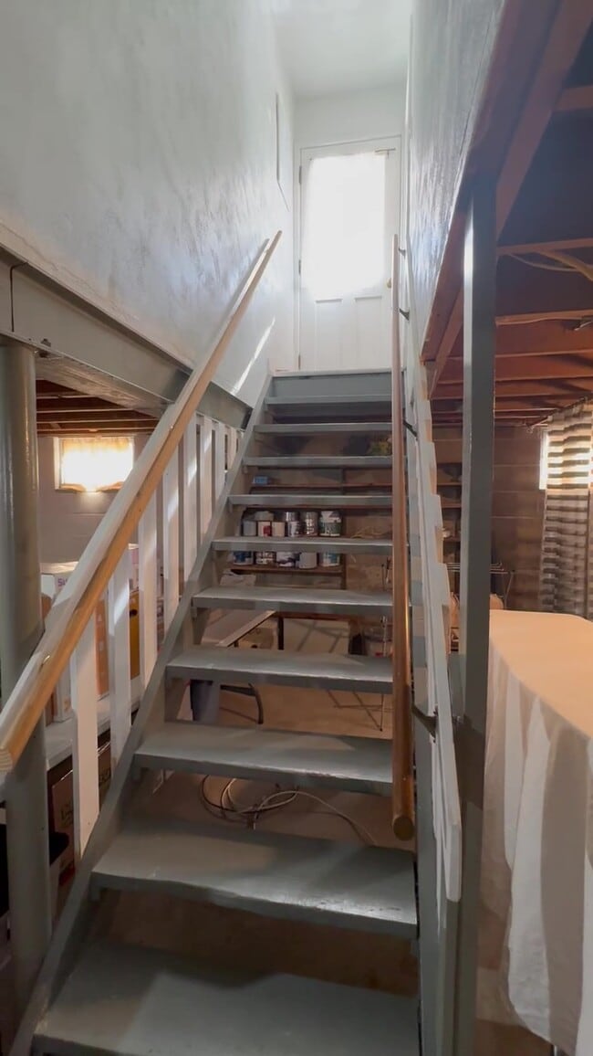 Building Photo - 3 Bedroom Downtown, Ames with Hardwood Floors