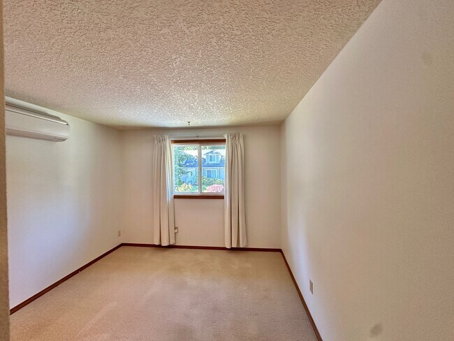 Building Photo - 7460 SW Elmwood St