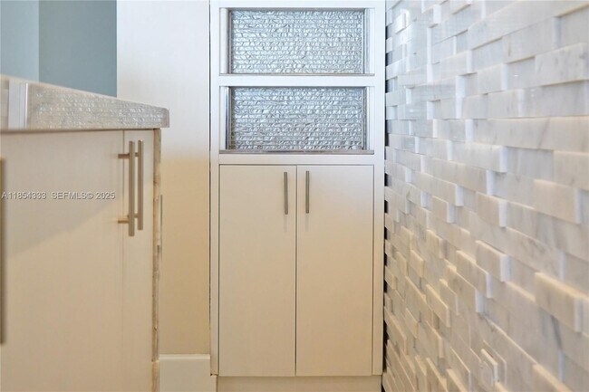 Building Photo - 848 Brickell Key Dr