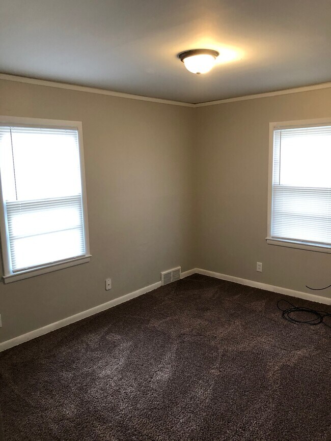 Building Photo - 3 bed 1 bath $1295 3 Bed 1 Bath with attached Garage