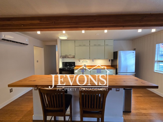 Building Photo - A charming and well-located single-family home in Yakima!