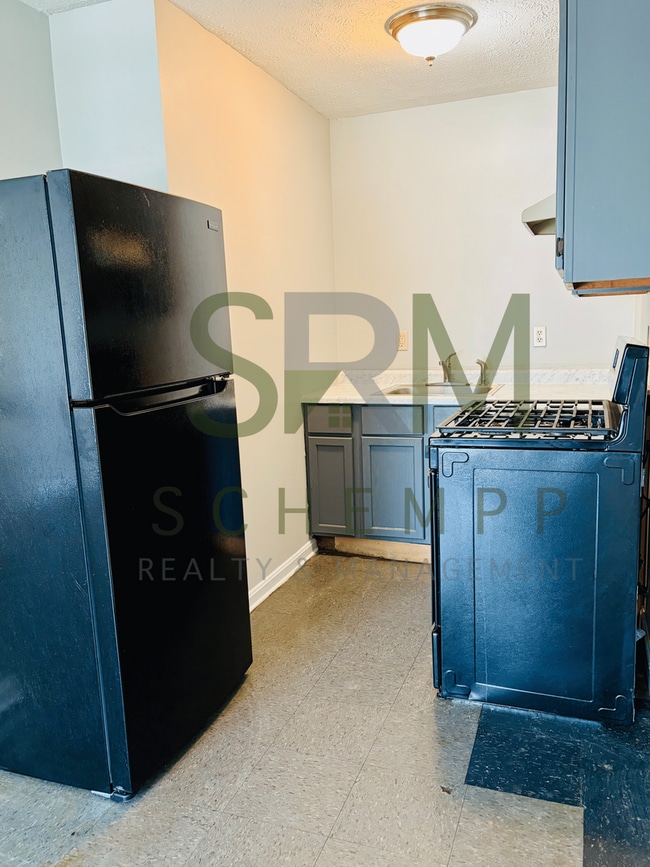 Building Photo - First floor one bedroom apartment in Portland- Section 8 accepted