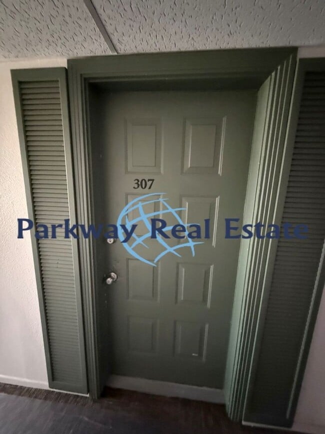 Building Photo - Penthouse Condo in 55+ Community