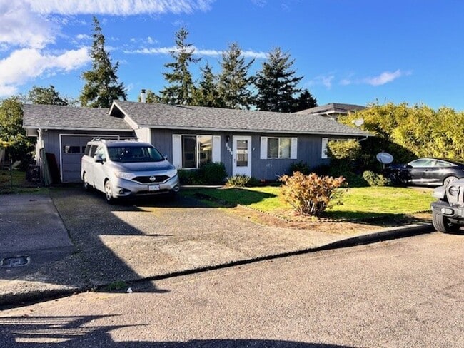 Primary Photo - 3 bedroom 1 bath house w/ attached garage ...