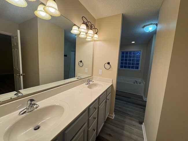 Building Photo - 3 Bedroom |  2.5 Bathroom Raleigh Home wit...