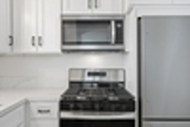 Building Photo - 303 S Ola Vista