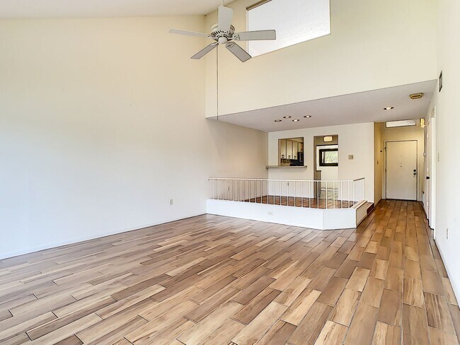 Building Photo - RARE 3 BEDROOM/ 2 BATH IN THE HIGHLY DESIR...