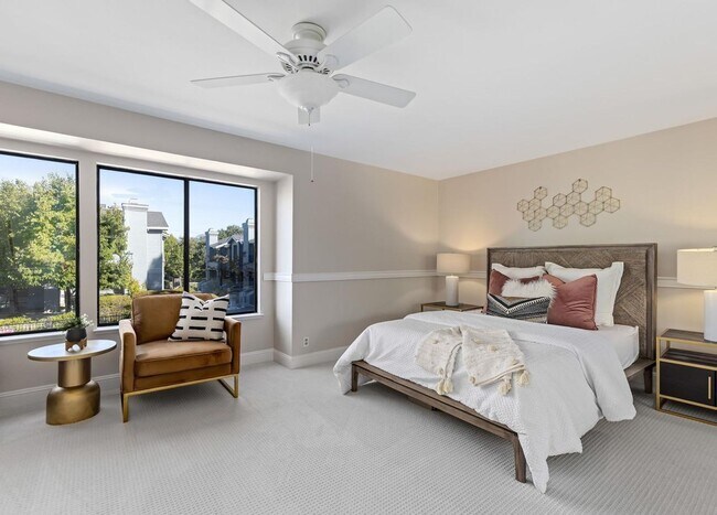 Building Photo - Updated Townhome in Sought After Walnut Cr...