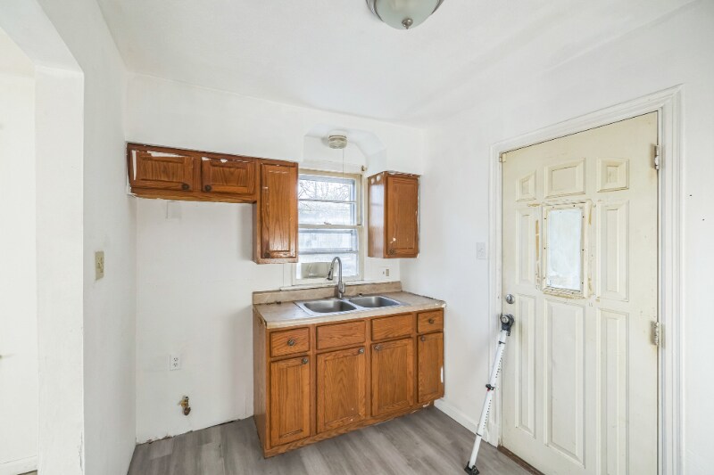Building Photo - 10128 Cloverdale Dr