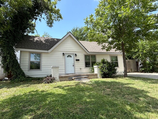 Building Photo - Charming 3 Bedroom/3 Bath Near TCU