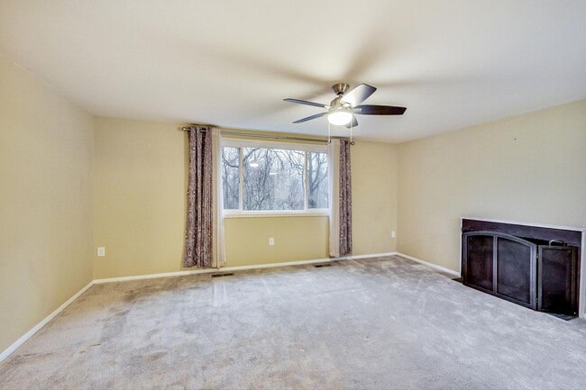 Building Photo - COMING SOON - Updated 3+2.5 End Unit w/ 2 PARKING SPACES