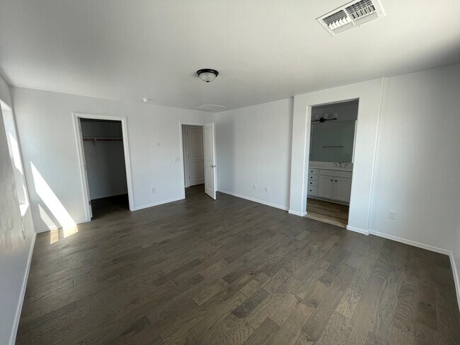 Building Photo - 2809 N Fair Oaks Ave