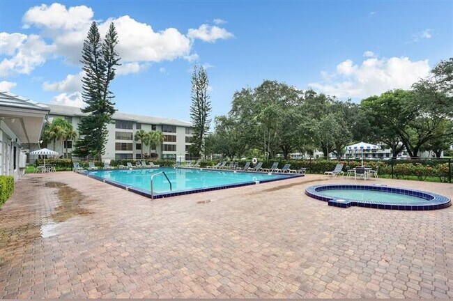 Building Photo - 1703 Whitehall Dr