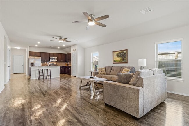 Building Photo - 627-627 E Fairway Lake Dr