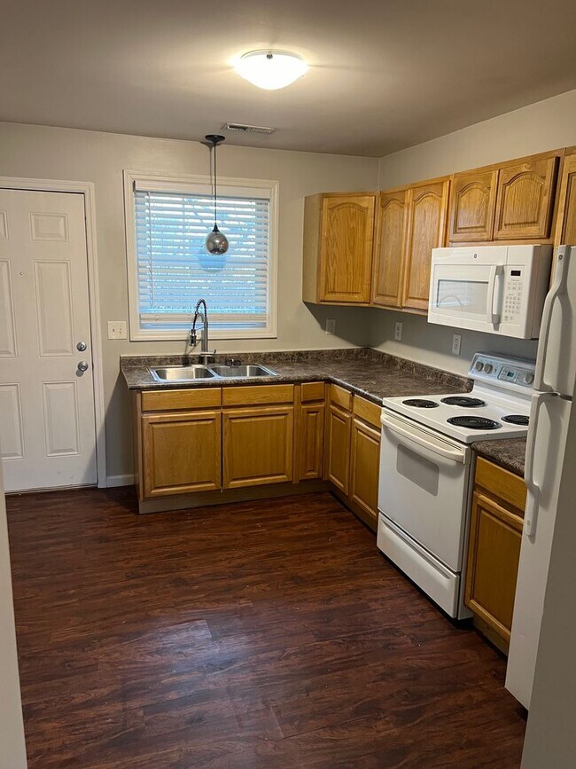 Building Photo - 1 bedroom/ downtown