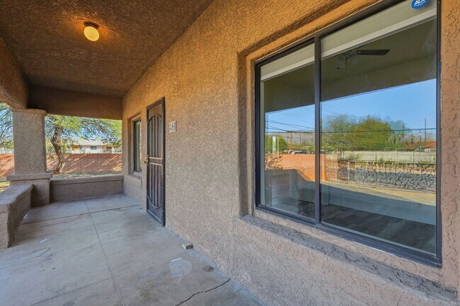 Building Photo - 468 E Delano St