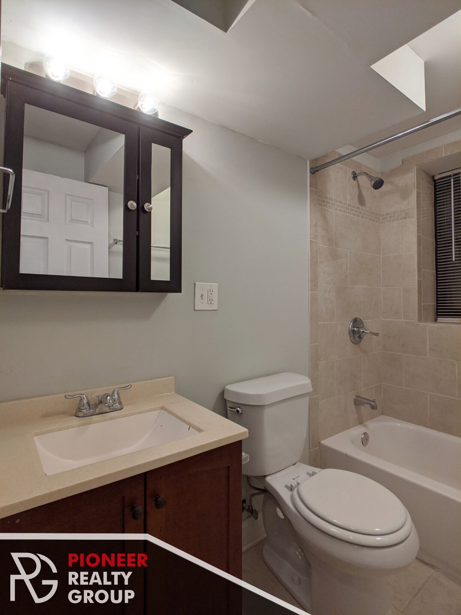 Building Photo - 1126 W Oakdale Ave