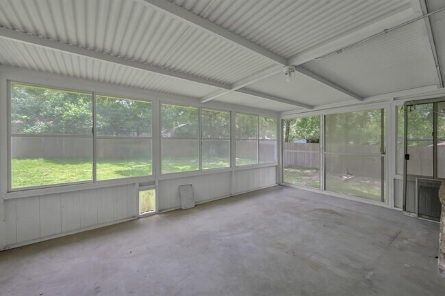 Building Photo - 156 Greenleaf Ln