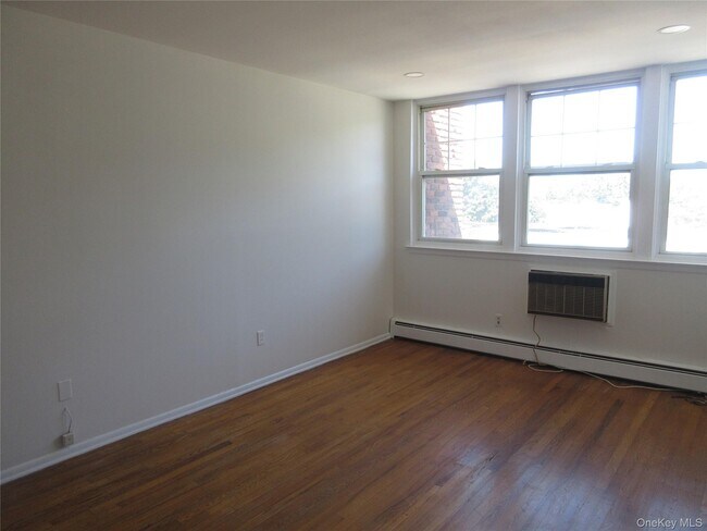 Building Photo - 108 Coolidge St
