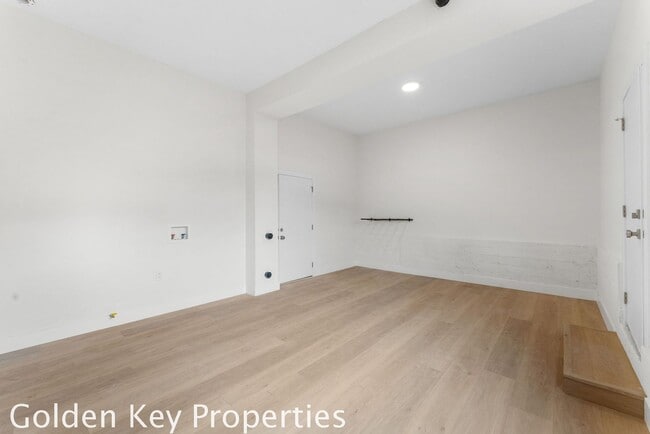 Building Photo - Beautifully remodeled apartment in South Oceanside just a few blocks from the beach!