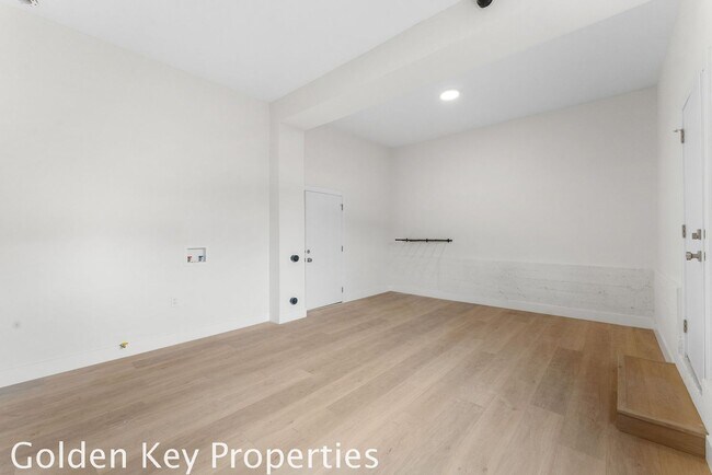 Building Photo - Welcome to your beautifully remodeled apartment in South Oceanside just a few blocks from the beach!
