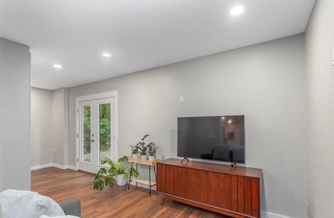 Building Photo - 15 Maplewood Dr