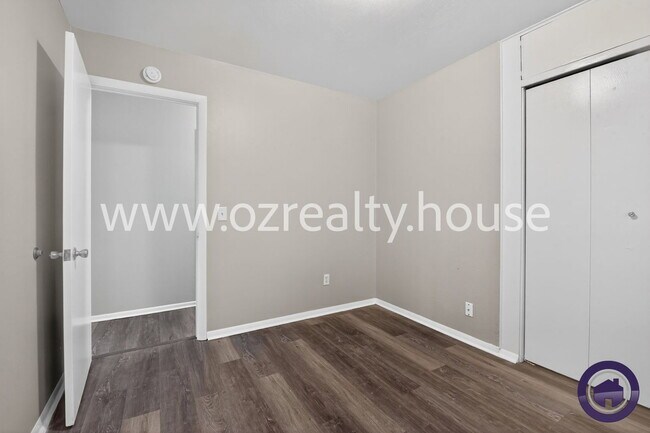 Building Photo - 732 Coyne Ave