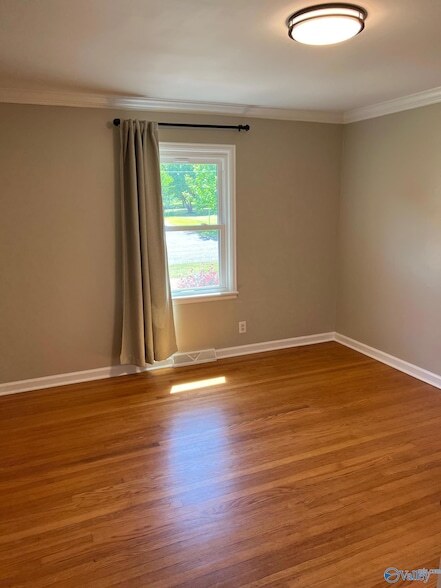 Building Photo - 713 Giles Dr NE