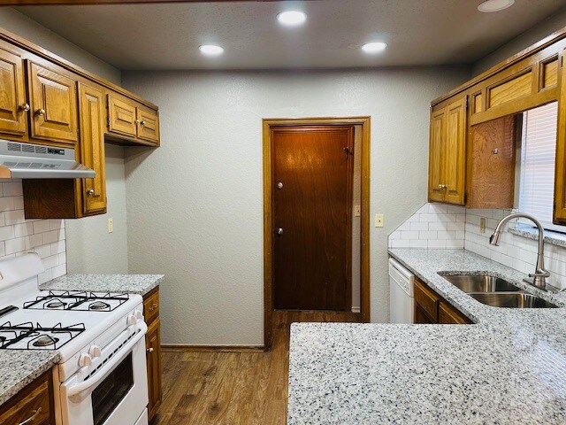 Building Photo - 600 Fire Light Dr