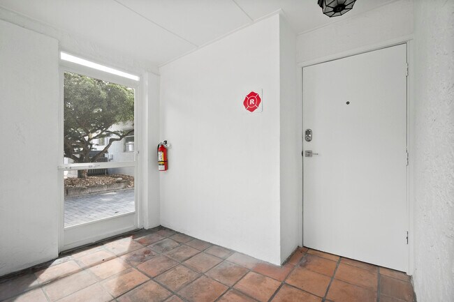 Building Photo - 4832 SE Anchor Ave