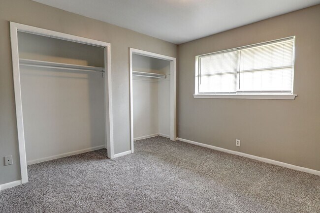 Building Photo - COMING SOON: 2 Bedroom 1 Bathroom Triplex