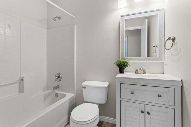 Building Photo - 3011 Castillo Dr