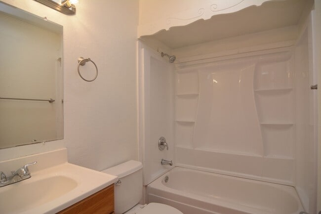 Building Photo - Charming 4 Bedroom 2 Bath House! South Tucson Location! Close to the 1-19!