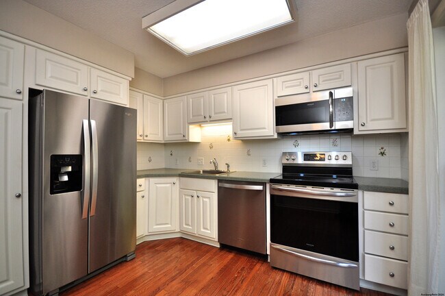Building Photo - 16 Applewood Ln