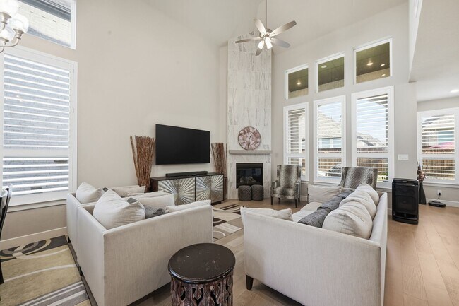 Building Photo - Luxury 5 bed 7 bath two story in Rockwall with grand double doors, soaring 19 foot ceilings, chef...