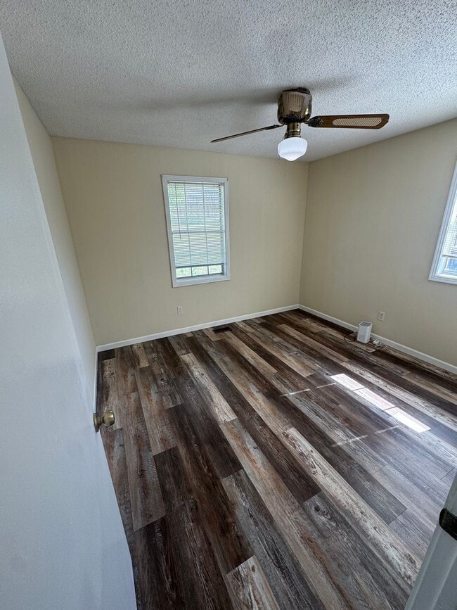 Building Photo - 2 BD, 1 BA Cozy Home in Dresden!