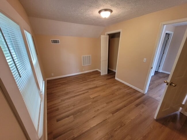 Building Photo - Maryville 37804 - Updated 1 bedroom, 1 bath unit - Call Tim Tipton 865-806-7255