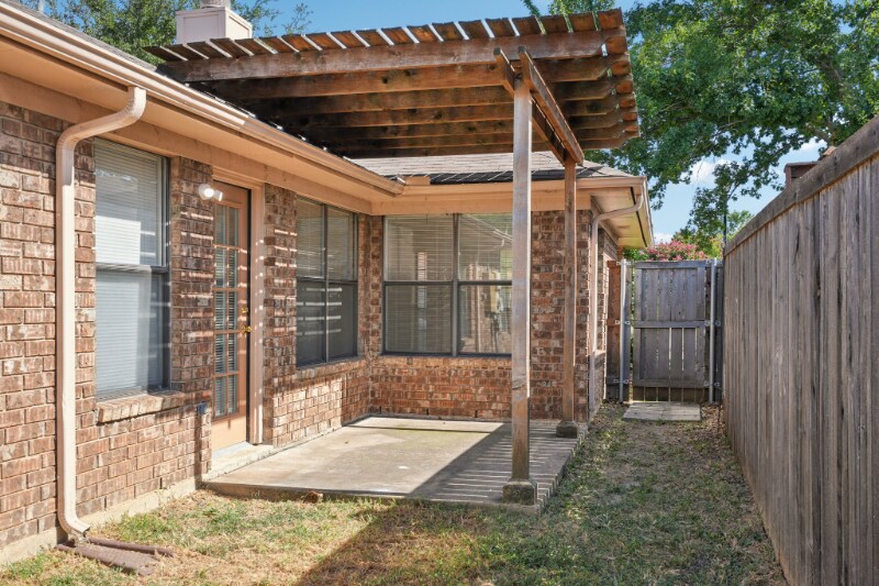 Building Photo - 558 Lee Dr