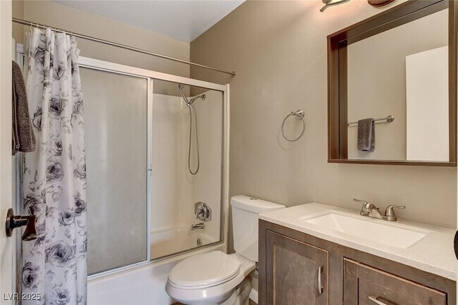 Building Photo - 1544 Hialeah Dr