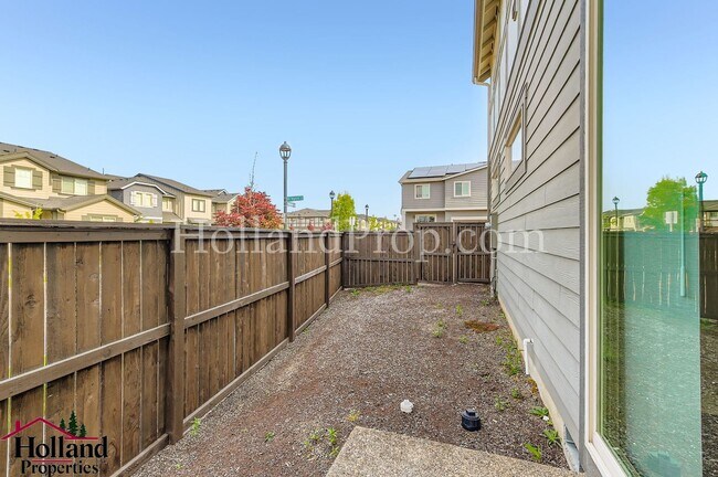 Building Photo - Gorgeous 3-Bed Hillsboro Home with a Fence...