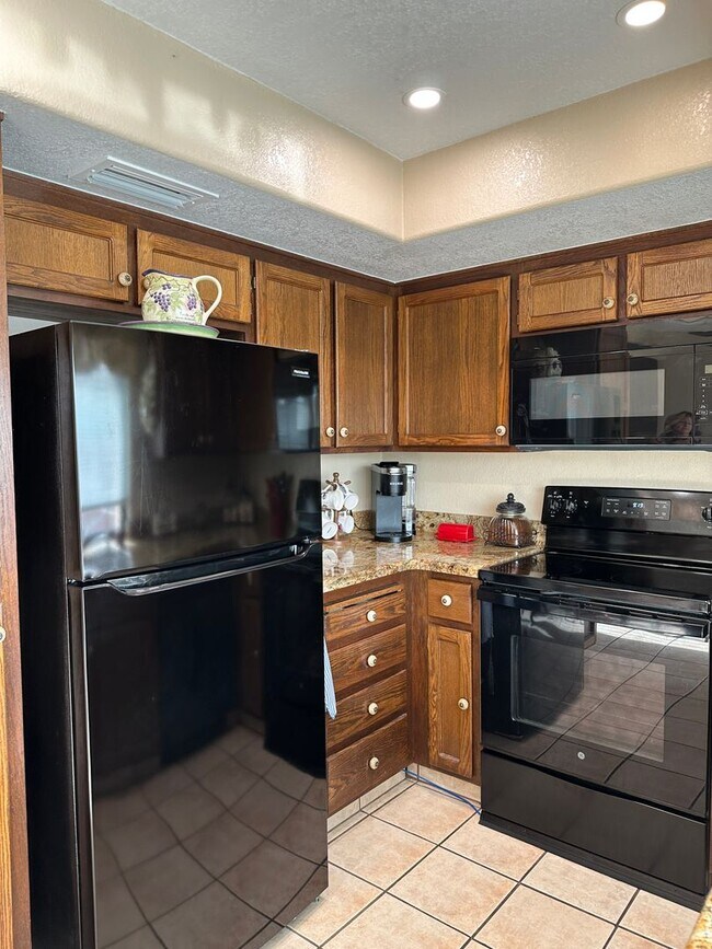 Building Photo - Winter 23/24 Furnished Rental - Nov-Dec-Jan