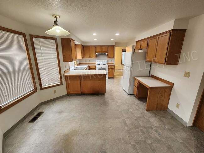 Building Photo - Spacious 4bd 2.5ba Rock Creek Home With 2 ...