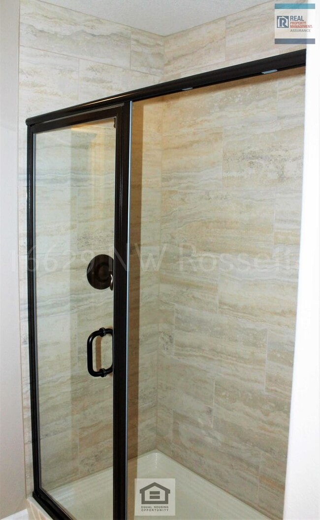 Building Photo - Beautiful 3 BR/2.5 BA Home in Desirable Bethany Neighborhood