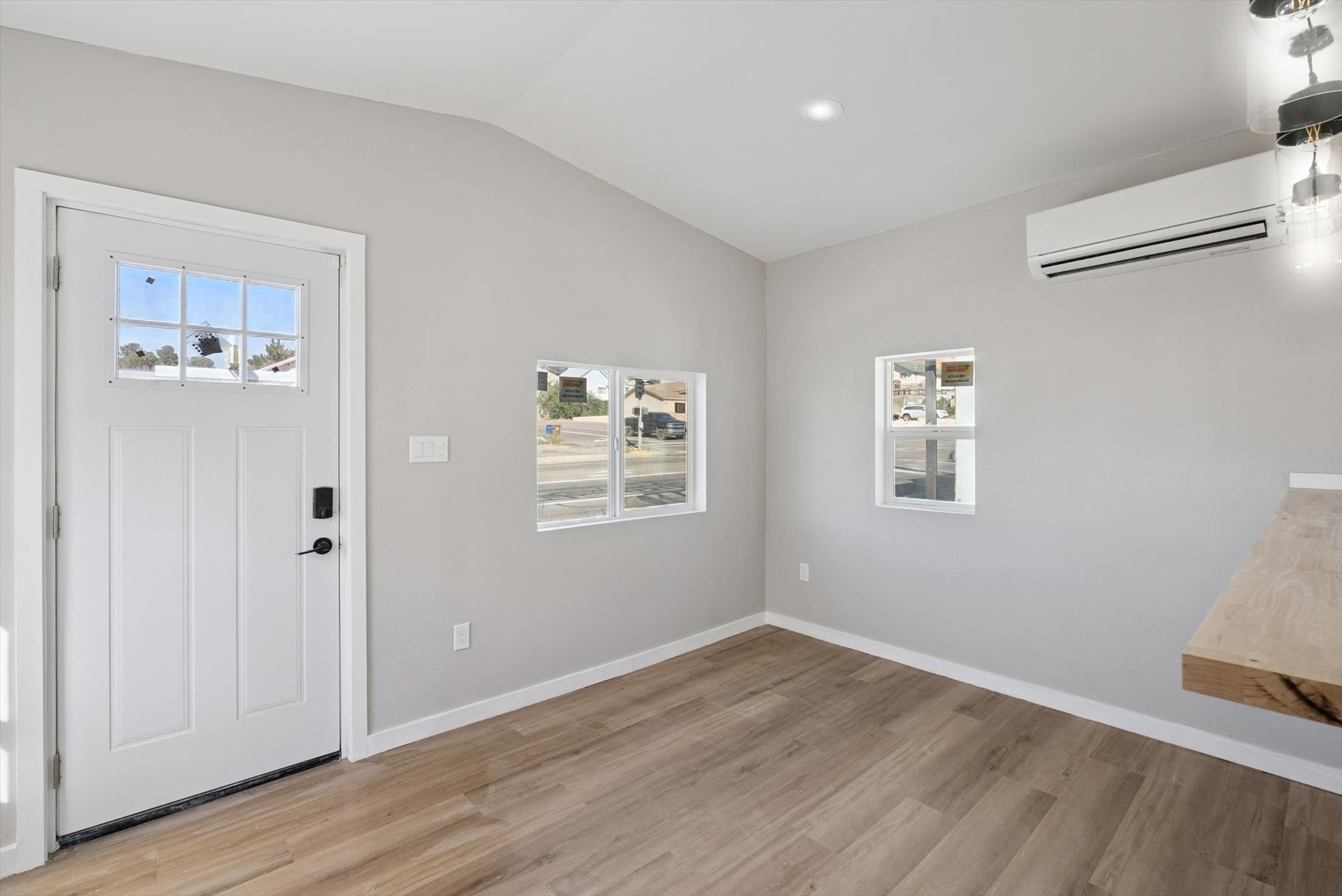 Building Photo - 890 E Ash St