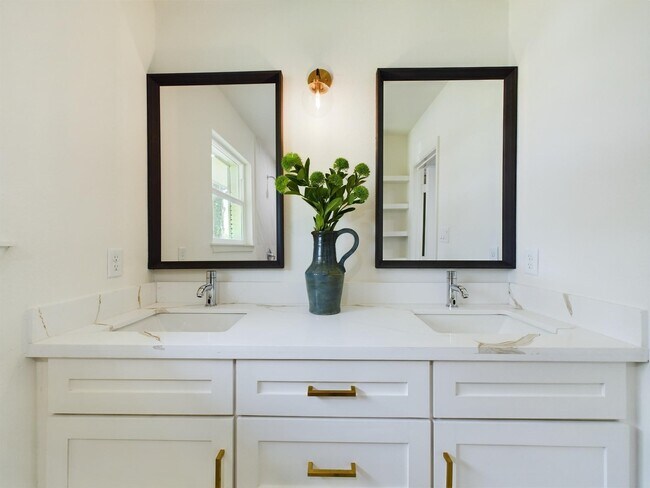 Building Photo - 2231 Latexo Dr