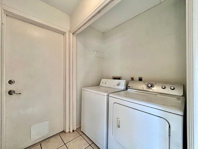 Building Photo - Spacious 4/BR 3.5/BA Two-Story Home with P...