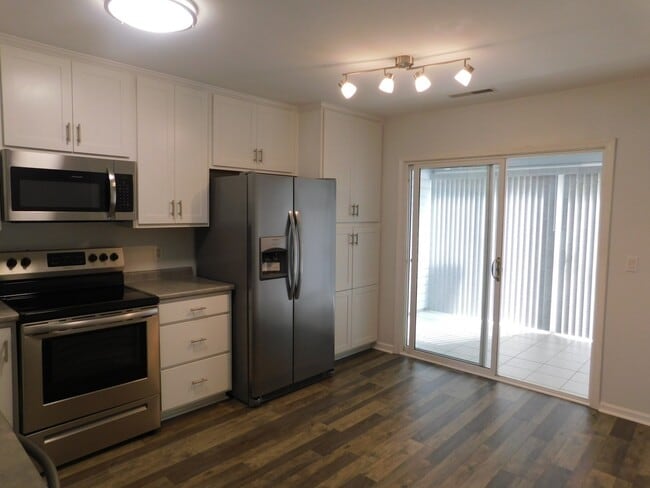 Building Photo - Townhouse in Newport